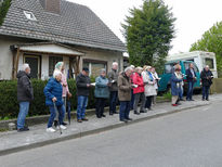 Markusprozession zum Kreuz an der Netzer Straße (Foto: Karl-Franz Thiede)